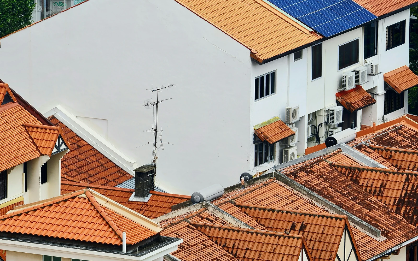 Chantier photovoltaïque en secteur résidentiel Toitures résidentielles dont l'une est équipée de panneaux solaires