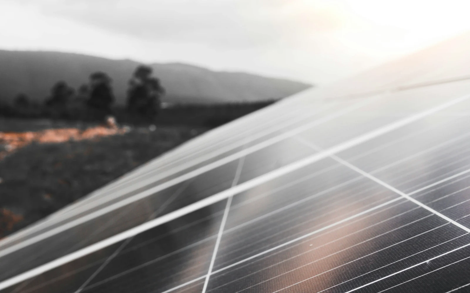 Contrôle de la surface photovoltaïque Gros plan lumineux sur la surface d'un panneau photovoltaïque
