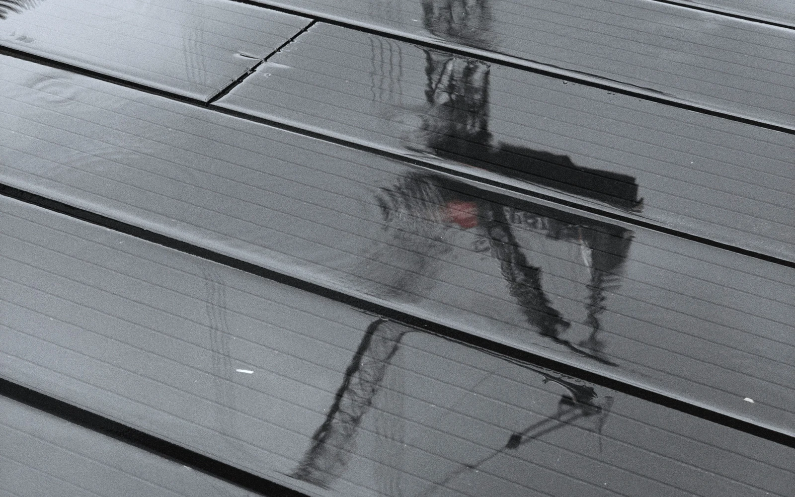 Contrôle visuel après la pluie Surface de panneaux photovoltaïques humide avec reflets de pluie