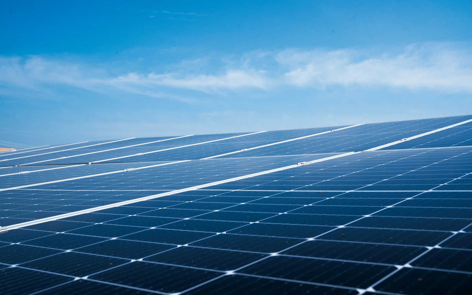 Orientation et dimensionnement photovoltaïque Rangées de panneaux solaires orientées sous un ciel bleu