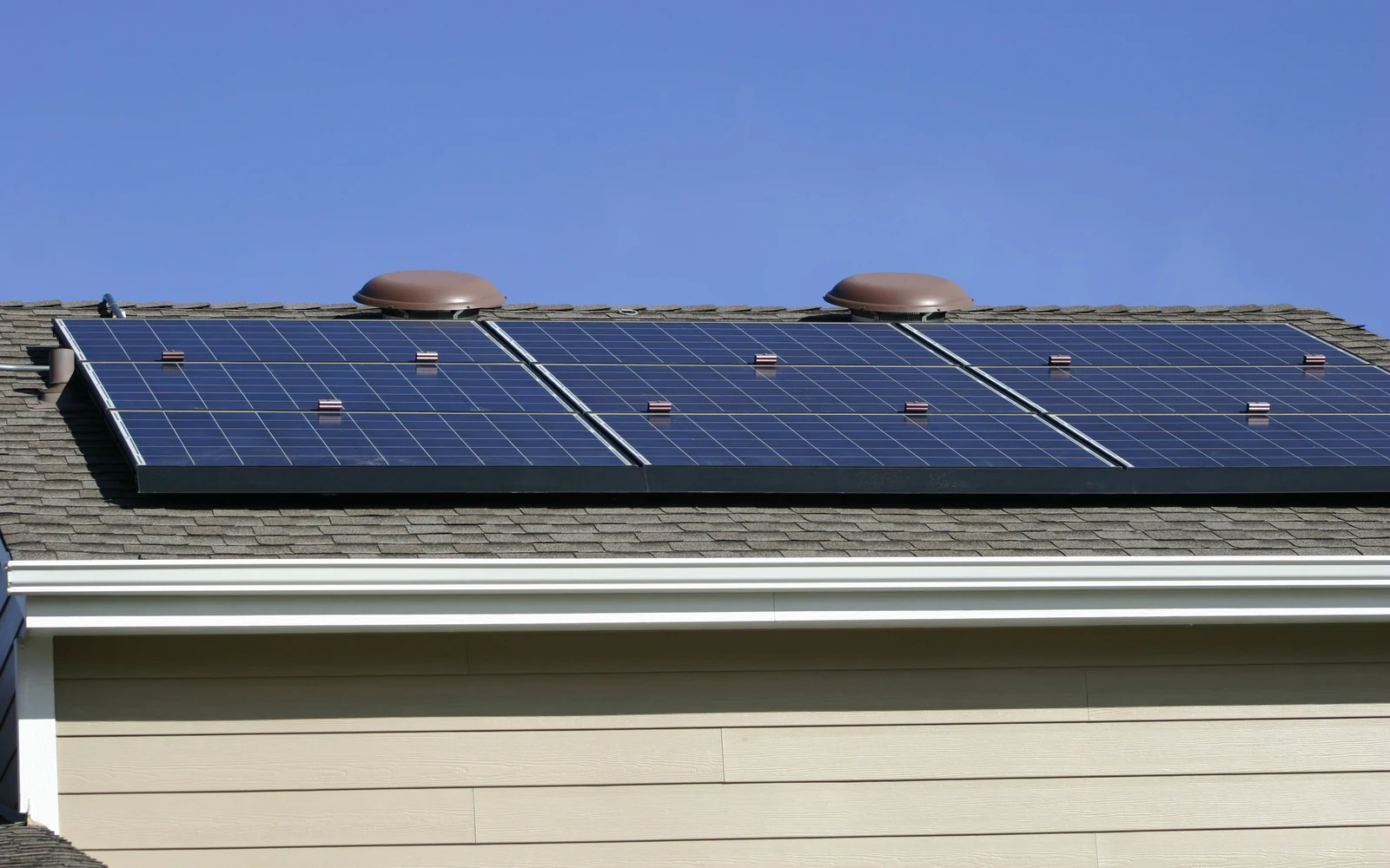 Pose de panneaux photovoltaïques sur toiture Modules photovoltaïques alignés sur la toiture d'une maison