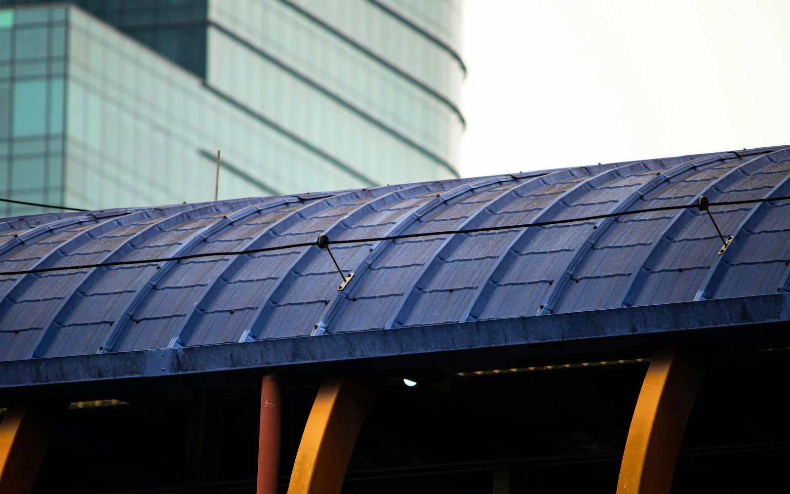 Intégration solaire sur une toiture architecturale Modules solaires posés sur une toiture courbe en bois