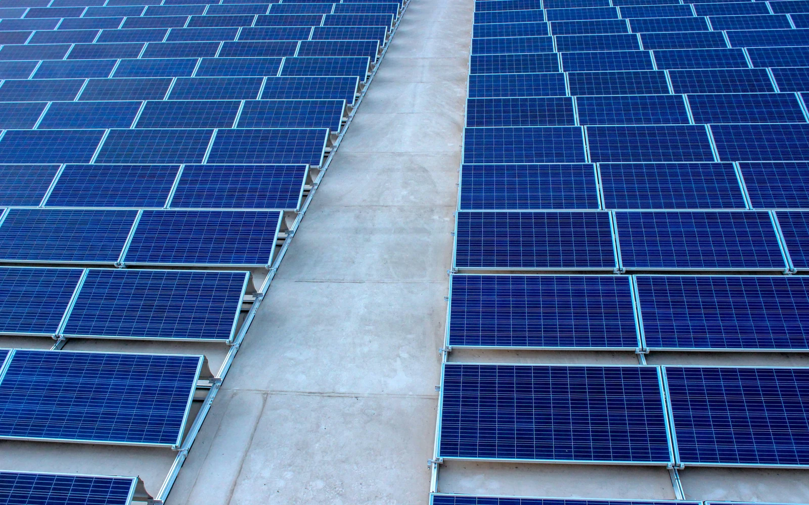 Photovoltaïque sur bâtiment urbain Panneaux photovoltaïques installés sur un grand bâtiment urbain